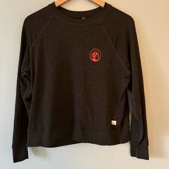 Vuori Sweaters - VUORI Long Sleeve Halo Crew Top VW241 Dark Gray Heather Logo